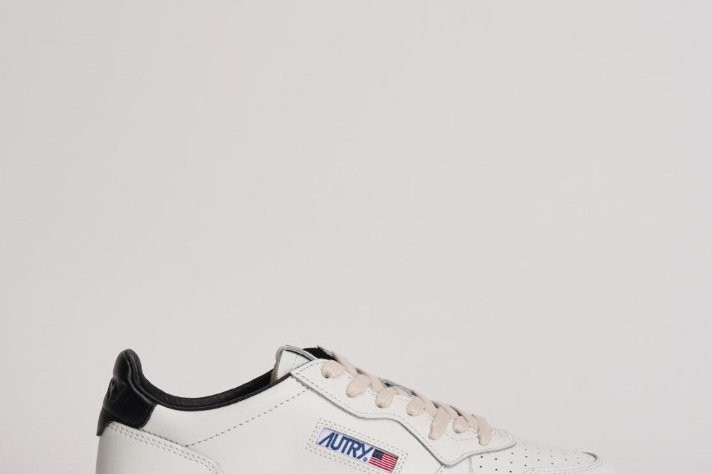 Sneakers uomo Medalist Low nera e bianca AULM ML02 AUTRY 