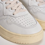 Sneakers donna Medalist Low bianca e e viola AULW LL08 AUTRY 