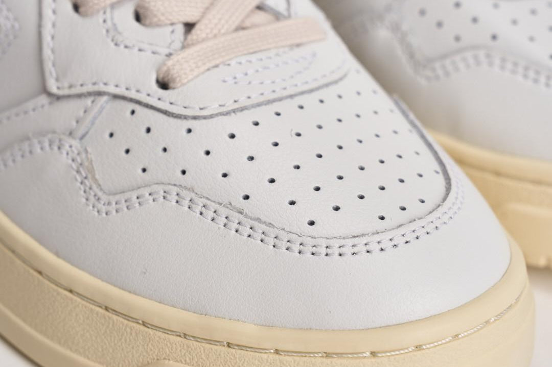 Sneakers donna Medalist Low bianca e e viola AULW LL08 AUTRY 