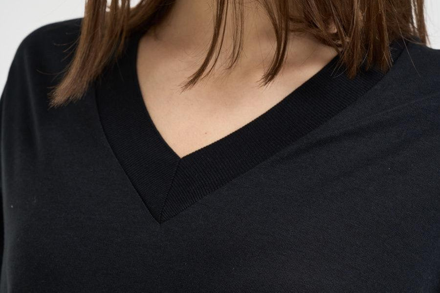 Maglia donna scollo a V nera JV000015D 520569300 HERNO 