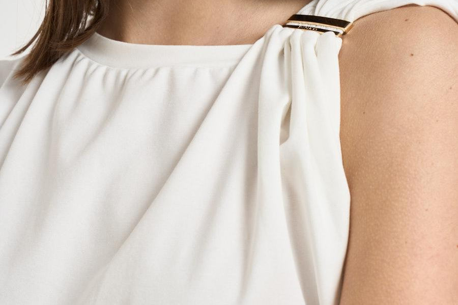 T-shirt donna smanicata con dettaglio gioiello dorato 106478A35D MELODYZ05 PINKO 