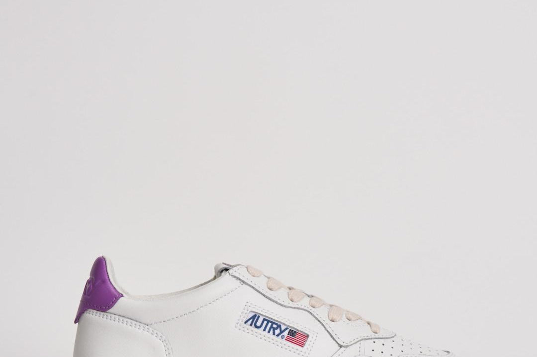 Sneakers donna Medalist Low bianca e e viola AULW LL08 AUTRY 