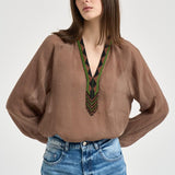 Blusa donna marrone con scollo perline S1194 126 BAZAR DELUXE 