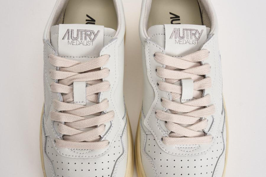 Sneakers donna Medalist bianca e nera AULW LL22 AUTRY 