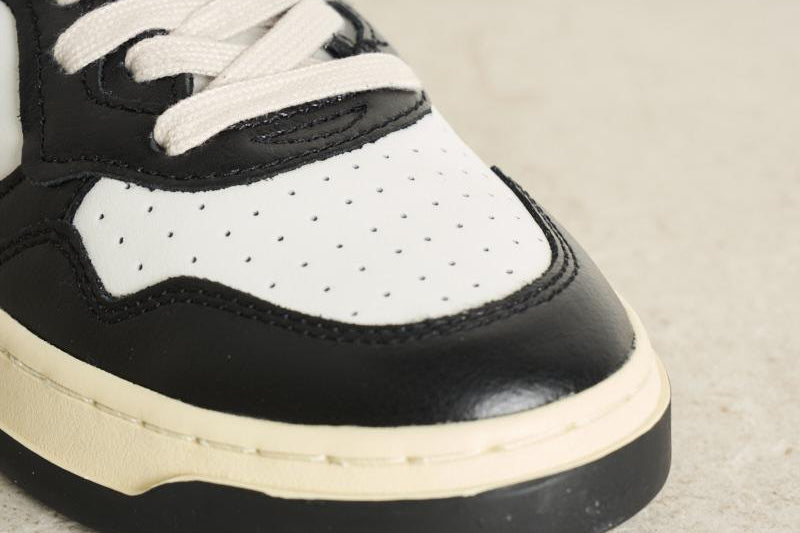 Sneakers uomo medalist low bicolor in pelle bianca e nera AULW WB01 AUTRY 