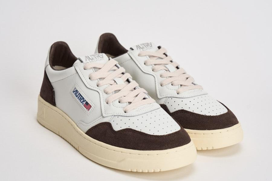 Sneakers uomo Medalist Low in suede bianca e marrone AULM FT19 AUTRY 