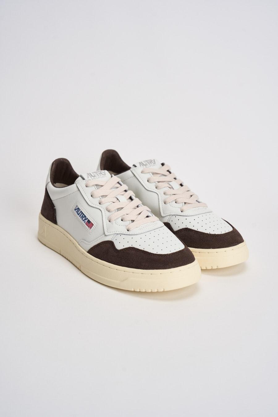 Sneakers uomo Medalist Low in suede bianca e marrone AULM FT19 AUTRY 