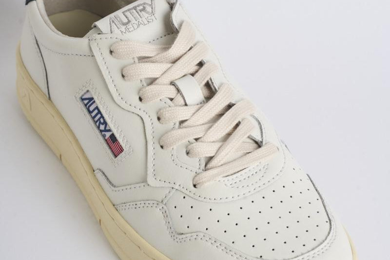 Sneakers uomo in pelle bianca con spoiler AULM LL12 AUTRY 