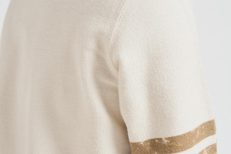 Felpa uomo girocollo panna e oro GMP01223 P00213511616 GOLDEN GOOSE 
