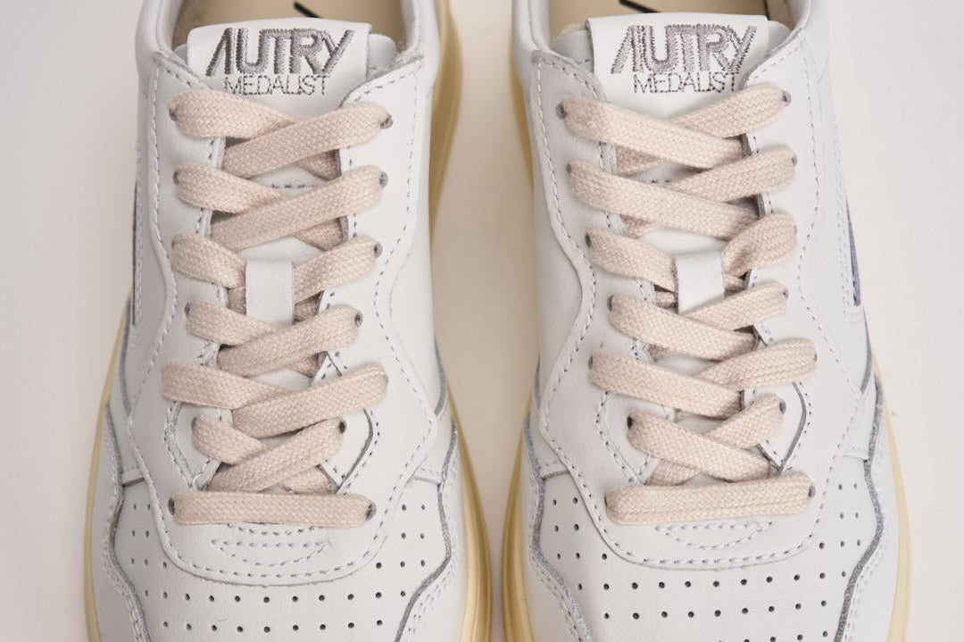 Sneakers donna Medalist Low bianca e e viola AULW LL08 AUTRY 