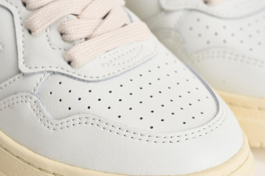 Sneakers Medalist Low donna bianche e moro AULW HJ03 AUTRY 