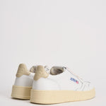 Sneakers donna medalist low in pelle bianca e beige AULW LL87 AUTRY 