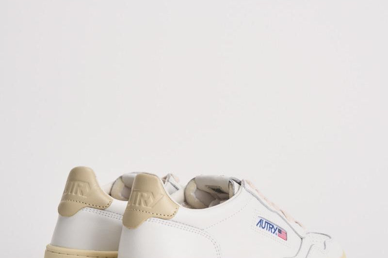Sneakers donna medalist low in pelle bianca e beige AULW LL87 AUTRY 