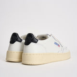 Sneakers donna Medalist bianca e nera AULW LL22 AUTRY 