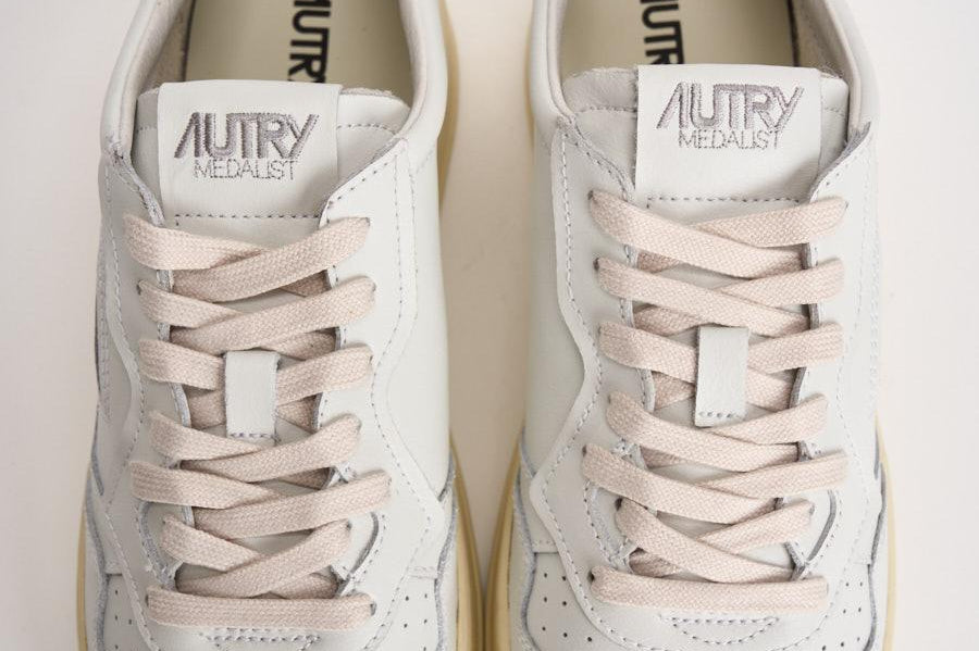 Sneakers uomo Medalist Low bianca e nera AULM LL22 AUTRY 