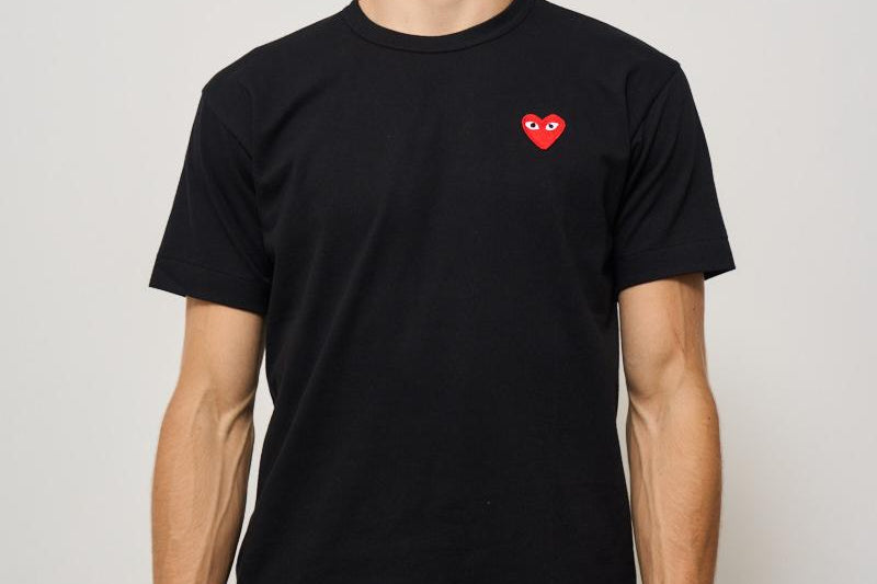 T-shirt uomo nera con cuore rosso AXT108 BLACK COMME DES GARCON PLAY 