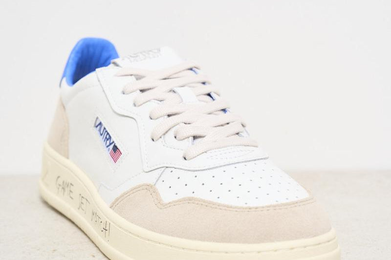 Sneakers uomo Medalist in suede e pelle con scritta laterale AULM MA06 AUTRY 