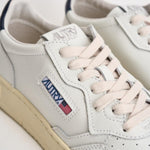 Sneakers uomo Medalist Low  in pelle bianca e blu AULM LL12 AUTRY 