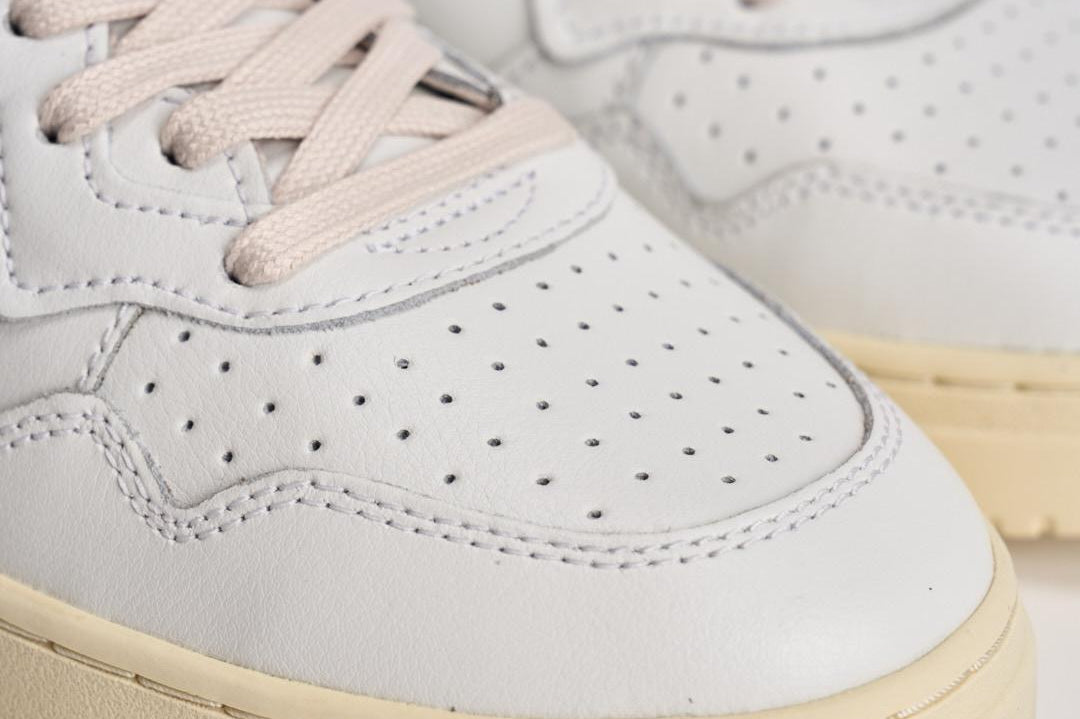 Sneakers Medalist low uomo nera e bianca AULM LL22 AUTRY 