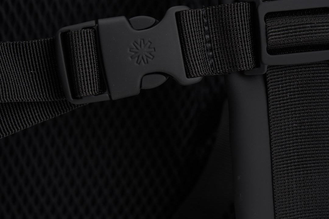 Zaino nero impermeabile uomo 13320 01 RAINS 