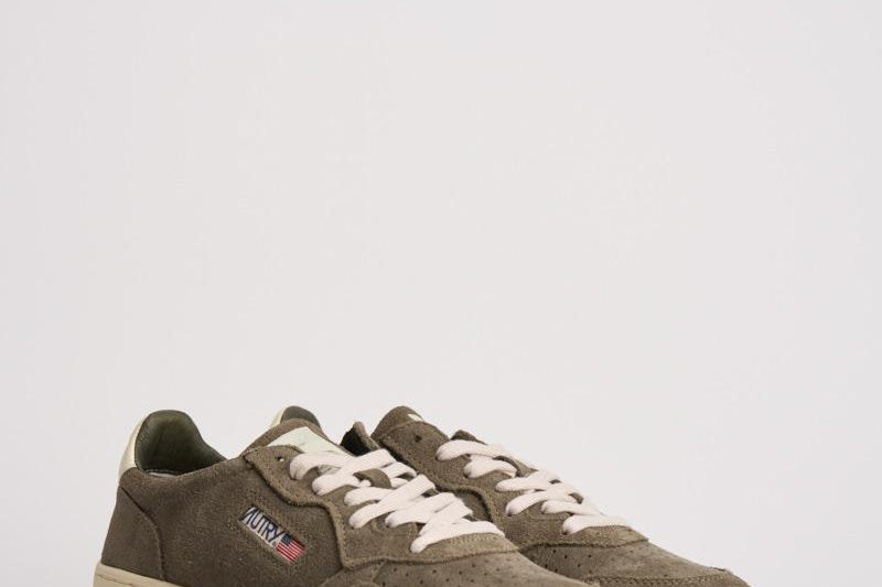 Sneakers uomo Medalist low suede verde militare AULM UH04 AUTRY 
