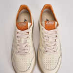 Sneakers uomo Medalist Low bianca e arancione AULM NE13 AUTRY 