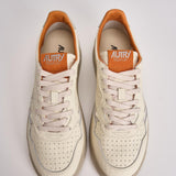 Sneakers uomo Medalist Low bianca e arancione AULM NE13 AUTRY 