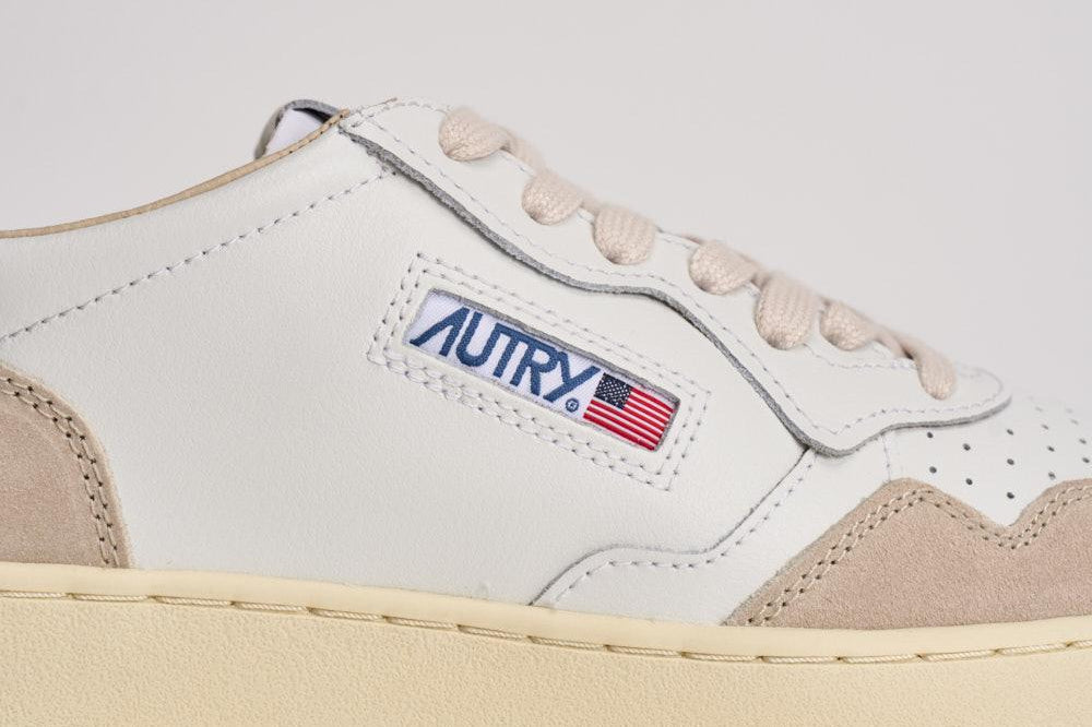 Sneakers uomo Medalist low in suede beige e bianca AULM LS33 AUTRY 