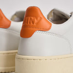 Sneakers uomo Medalist low bianca e arancione AULM LL26 AUTRY 