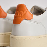 Sneakers uomo Medalist low bianca e arancione AULM LL26 AUTRY 