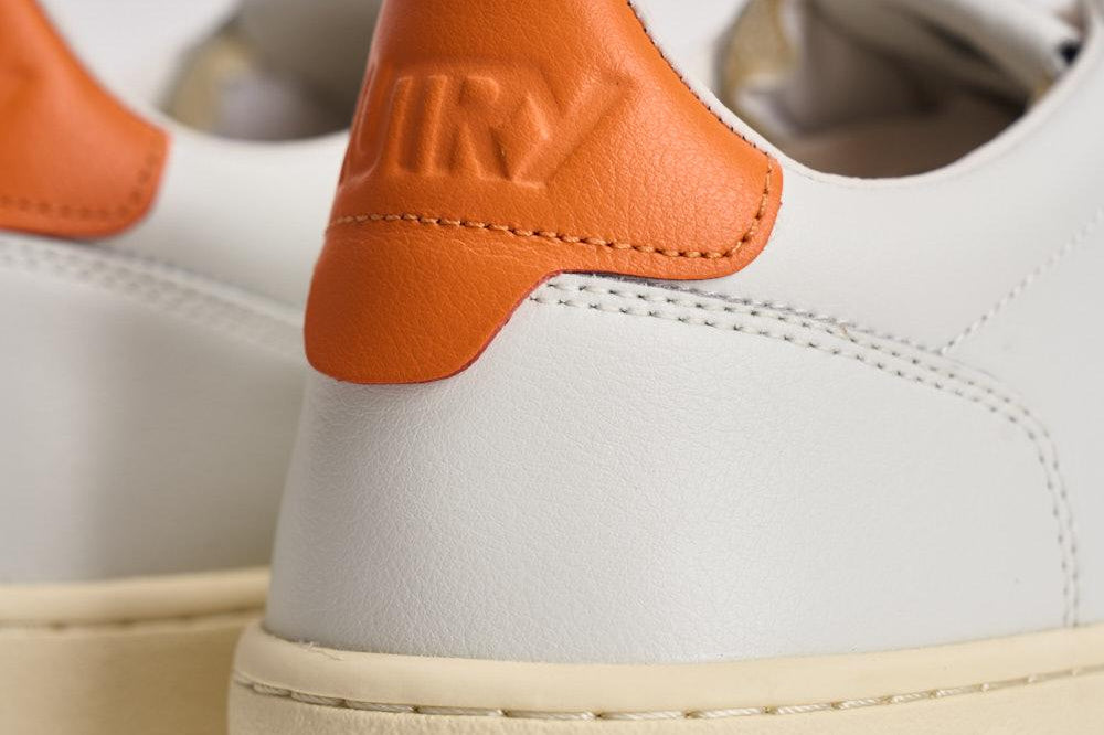 Sneakers uomo Medalist low bianca e arancione AULM LL26 AUTRY 