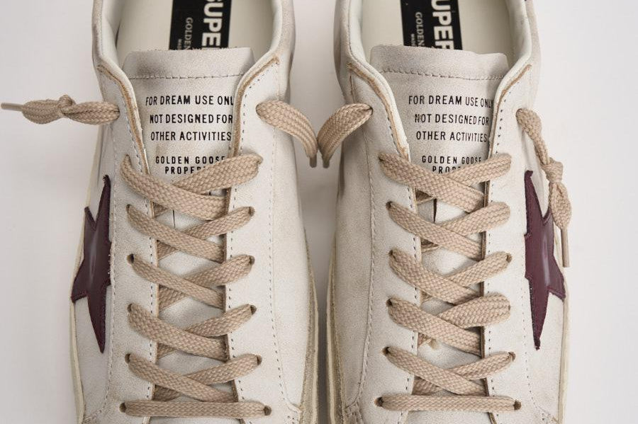 Sneakers uomo Super-star bianca e bordeaux GMF00101 F00811410350 GOLDEN GOOSE 