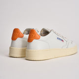 Sneakers uomo Medalist low bianca e arancione AULM LL26 AUTRY 
