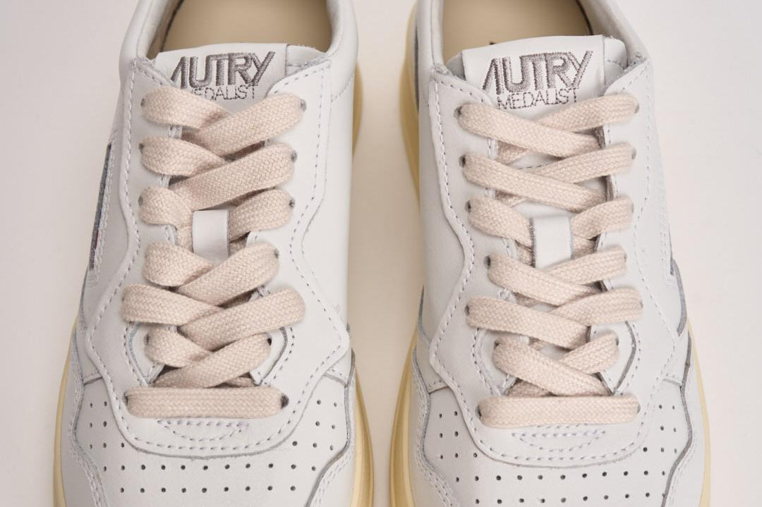 Sneakers Medalist Low donna bianca e rosa. AULW LL16 AUTRY 