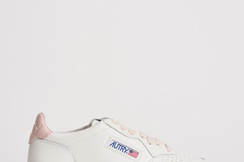 Sneakers donna medalist low in pelle bianca e rosa AULW LL16 AUTRY 