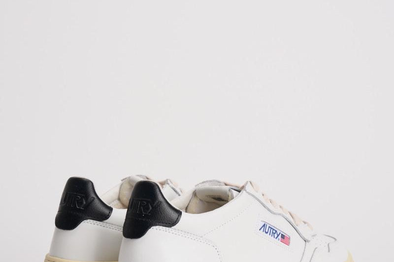 Sneakers uomo Medalist low bianca e nera AULM LL22 AUTRY 