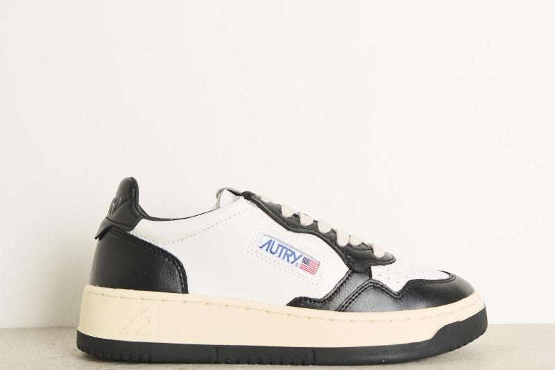 Sneakers uomo medalist low bicolor in pelle bianca e nera AULW WB01 AUTRY 