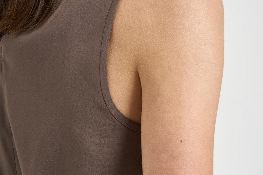 Top donna smanicato plissettato marrone A08634 07325151 PESERICO 