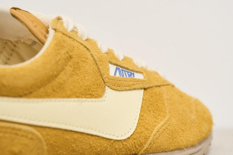 Sneakers donna Windspin in suede ocra SLWU B03 AUTRY 