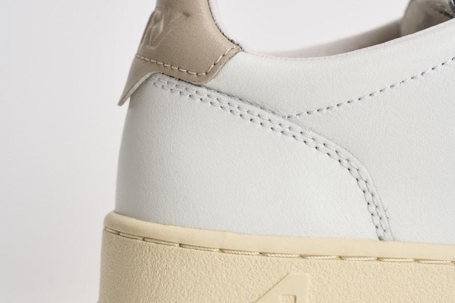 Sneakers uomo Medalist low bianca e tortora AULM LL27 AUTRY 