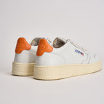 Sneakers uomo Medalist low bianca e arancione AULM LL26 AUTRY 