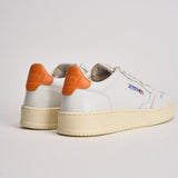 Sneakers uomo Medalist low bianca e arancione AULM LL26 AUTRY 