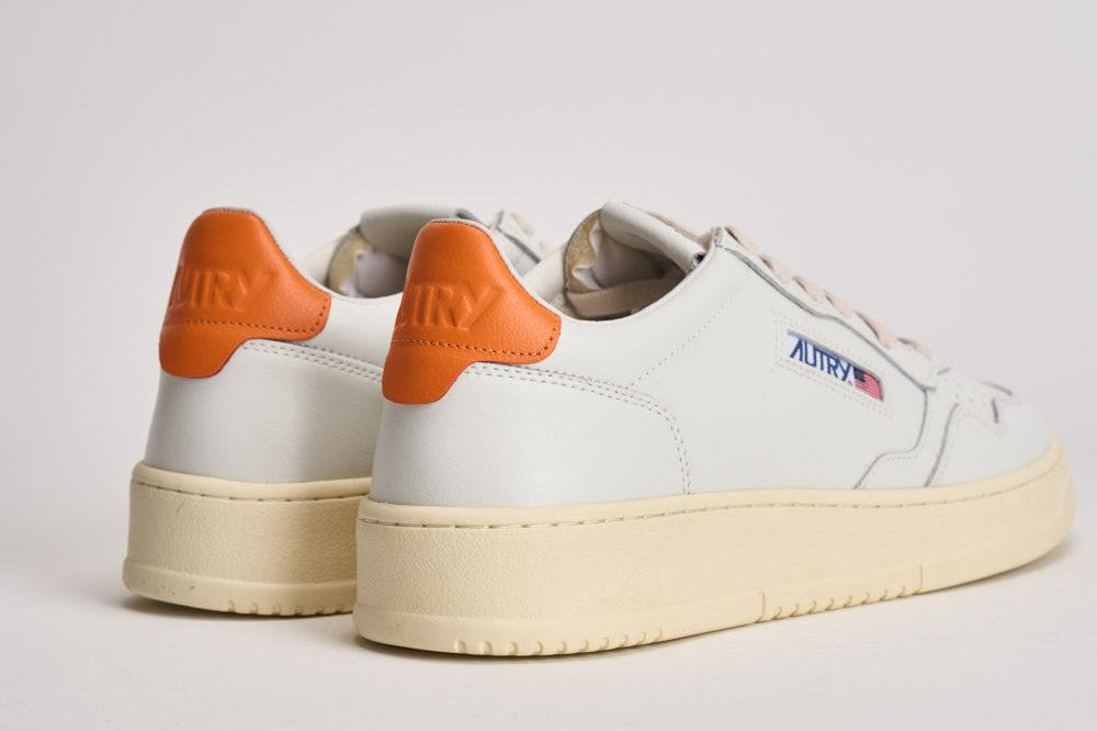 Sneakers uomo Medalist low bianca e arancione AULM LL26 AUTRY 