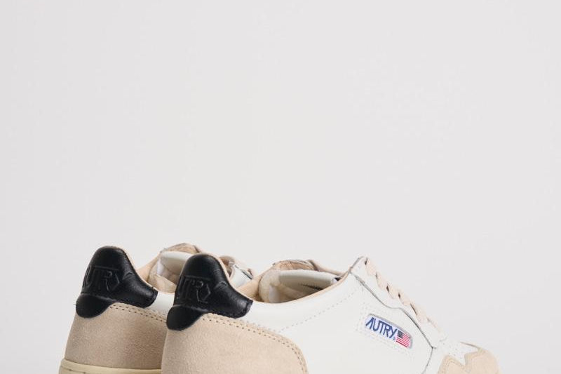 Sneakers donna medalist low in suede e nera AULW LS21 AUTRY 