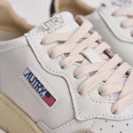 Sneakers uomo Medalist low in suede beige e nera. AULM LS21 AUTRY 
