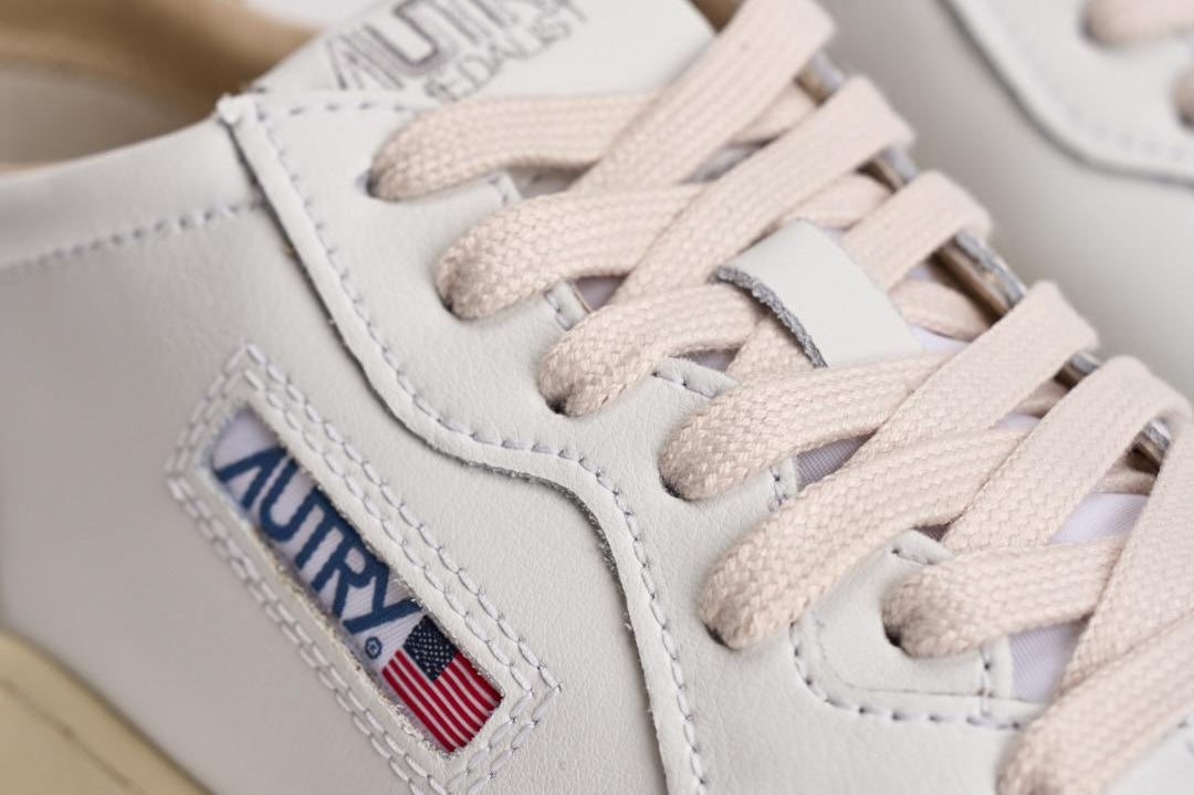 Sneakers uomo Medalist low in suede beige e nera. AULM LS21 AUTRY 